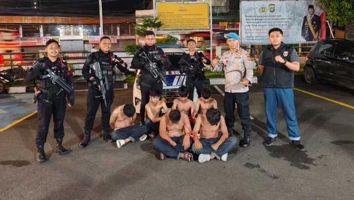 1763271237963-pemuda-hendak-tawuran-diamakan-brimob-polda-metro-jaya-1763264593339_169