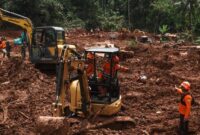 1763292781095-pencarian-dikebut-puluhan-ekskavator-dikerahkan-untuk-temukan-korban-longsor-di-cilacap-1763279201649_169