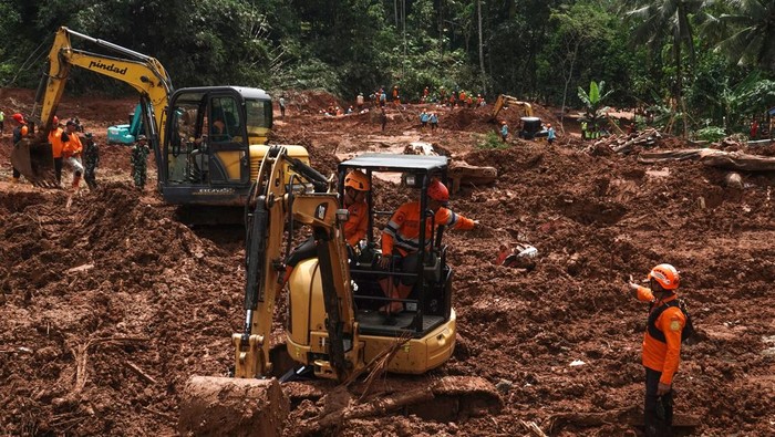 1763292781095-pencarian-dikebut-puluhan-ekskavator-dikerahkan-untuk-temukan-korban-longsor-di-cilacap-1763279201649_169