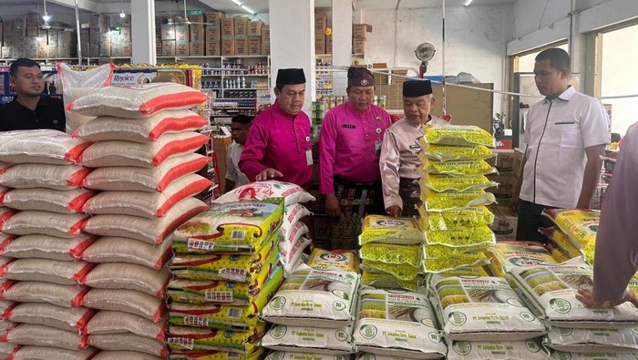 1763292813644-polres-rohul-mengecek-stok-dan-harga-beras-di-gudang-dan-toko-1763287779006_169