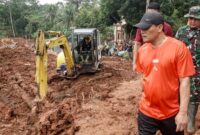 1763292836579-pencarian-dikebut-puluhan-ekskavator-dikerahkan-untuk-temukan-korban-longsor-di-cilacap-1763279201768_169