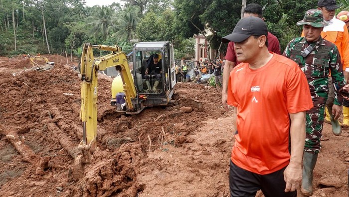 1763292836579-pencarian-dikebut-puluhan-ekskavator-dikerahkan-untuk-temukan-korban-longsor-di-cilacap-1763279201768_169