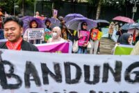 1763292890809-krisis-iklim-jadi-sorotan-warga-bandung-serukan-aksi-di-taman-cikapayang-1763268570968_169