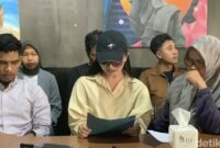 1763292990773-dea-lipa-alias-deni-apriadi-rahman-sister-hong-lombok-saat-menggelar-konferensi-pers-di-kedai-bhumi-resto-kota-mataram-nusa-te-1763206402488_169