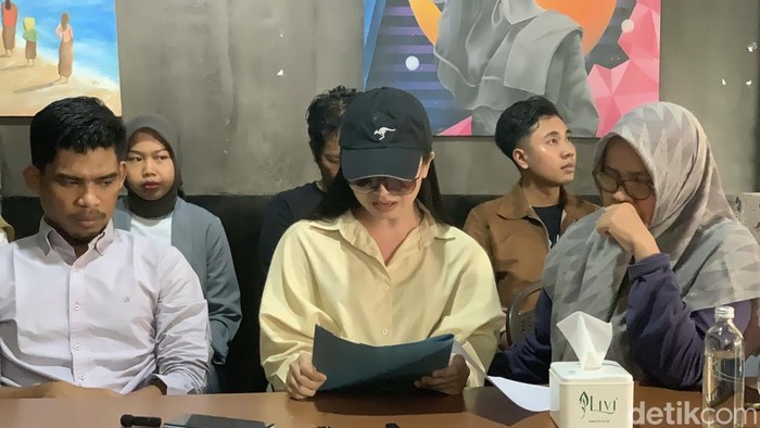 1763292990773-dea-lipa-alias-deni-apriadi-rahman-sister-hong-lombok-saat-menggelar-konferensi-pers-di-kedai-bhumi-resto-kota-mataram-nusa-te-1763206402488_169