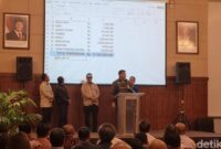 1763314185800-maruarar-siarit-saat-rapat-natal-nasional-di-grha-pgi-salemba-jakarta-pusat-1763311718161_169