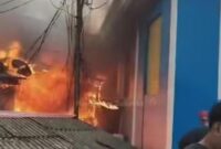 1763314239743-kebakaran-rumah-di-jakbar-1763303763471_169