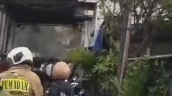 1763314258570-kebakaran-rumah-di-jakbar-1763303763397_169
