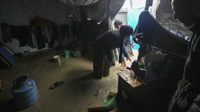 1763314296665-banjir-rendam-kamp-pengungsian-warga-gaza-2_169