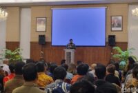 1763335489626-maruarar-siarit-saat-rapat-natal-nasional-di-grha-pgi-salemba-jakarta-pusat-1763311661042_169