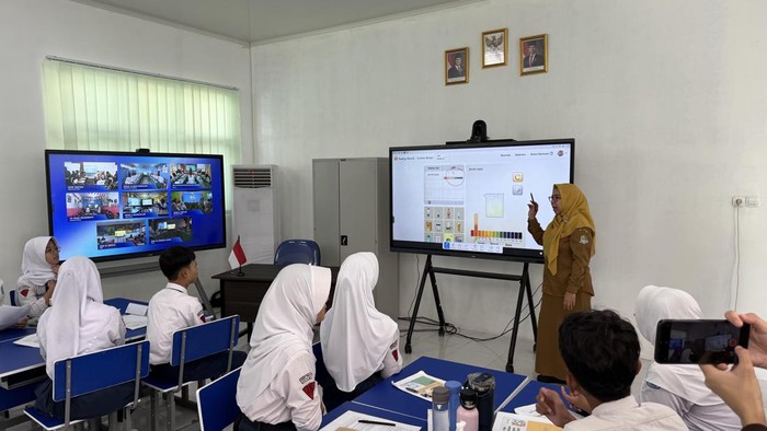 1763357805004-penggunaan-smartboard-di-smpn-4-bekasi-evadetikcom-1763355888389_169