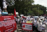 1763357848319-nakes-honorer-unjuk-rasa-di-patung-kuda-jakarta-1763354389795_169