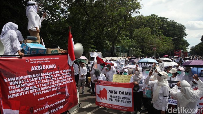 1763357848319-nakes-honorer-unjuk-rasa-di-patung-kuda-jakarta-1763354389795_169