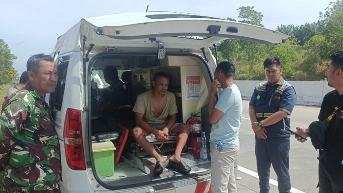 1763357877330-sopir-truk-saat-mendapat-perawatan-usai-dirampok-di-mesuji-lampung-1763292988213_169