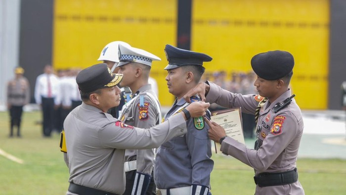 1763357917043-apel-pasukan-operasi-zebra-lancang-kuning-2025-di-polda-riau-1763352857366_169