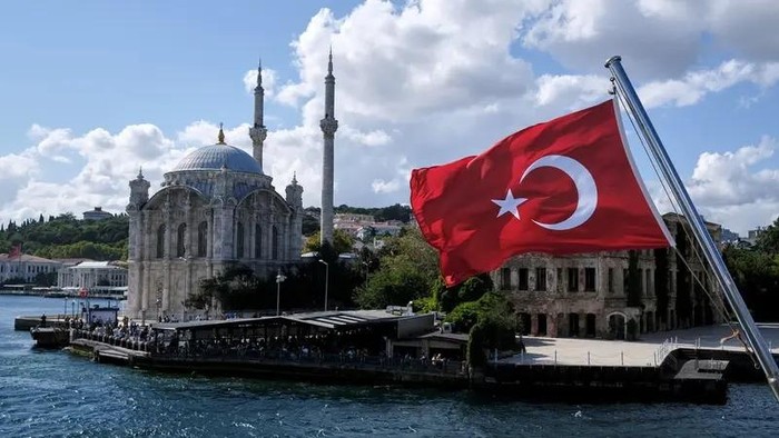 1763357924714-bendera-turki-berkibar-di-istanbul-1763352625496_169