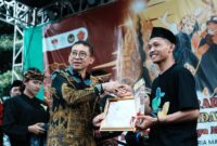 1763358024398-tutup-festival-pencak-silat-fadli-zon-dorong-inovasi-berbasis-tradisi-1763352784560_43