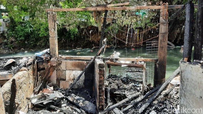 1763358037758-penampakan-rumah-rumah-di-bendungan-hilir-porak-poranda-usai-terbakar-rachma-indira-satriodetikcom-1763352144103_169