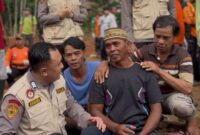 1763379632249-tim-psikolog-biro-sdm-polda-jateng-saat-memberikan-trauma-healing-kepada-warga-terdampak-bencana-senin-17112025-1763373963364_169