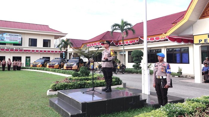 1763379655981-kapolres-pelalawan-akbp-john-louis-letedara-memimpin-apel-pasukan-operasi-zebra-lancang-kuning-2025-1763376704154_169