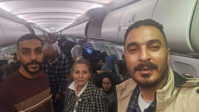 1763379754466-dubes-palestina-hanan-jarrar-berfoto-dengan-warga-gaza-yang-tiba-di-afsel-1763374427524_169