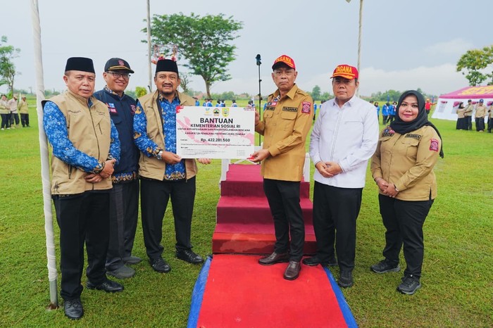 1763401044734-kemensos-bentuk-kampung-siaga-bencana-di-desa-blendung-dan-serahkan-bantuan-lumbung-sosial-1763388113102