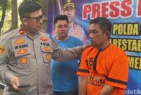 1763421528376-pelaku-saat-diwawancarai-petugas-kepolisian-foto-finta-rahyunidetiksumut-1763384466440_169