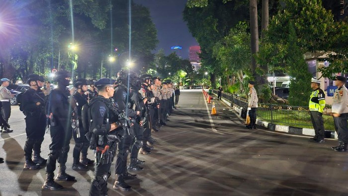 1763421578941-polda-metro-jaya-melakukan-patroli-cipta-kondisi-untuk-mencegah-balap-liar-hingga-tawuran-doktmc-polda-metro-jaya-1763405891828_169
