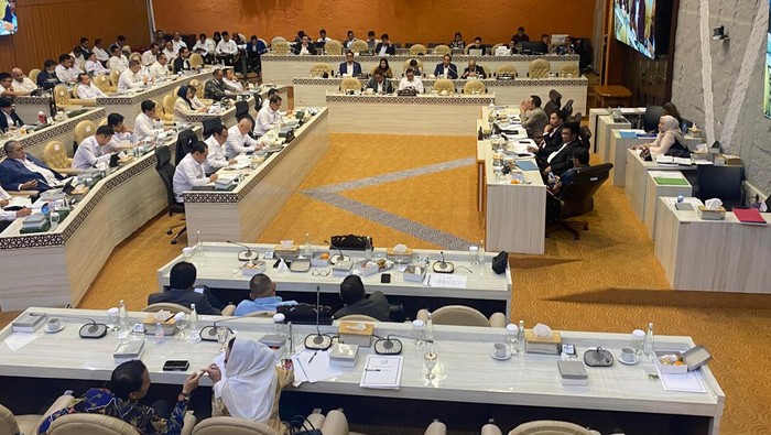 1763463967824-rapat-di-komisi-v-dpr-ri-dwidetikcom-1763463401184_169