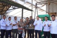 1763463969548-kalapas-kelas-iia-purwokerto-aliandra-harahap-menerima-mesin-cacah-pilah-sampah-berkapasitas-besar-dari-dlh-banyumas-untuk-pro-1763462817528_43