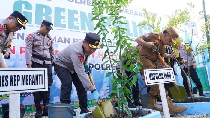 1763463970624-kapolda-riau-irjen-pol-herry-heryawan-meresmikan-dapur-sppg-ke-11-di-kepulauan-meranti-1763436125268_169