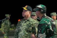 1763507080157-panglima-tni-tinjau-latihan-terjun-malam-1763505430672_169