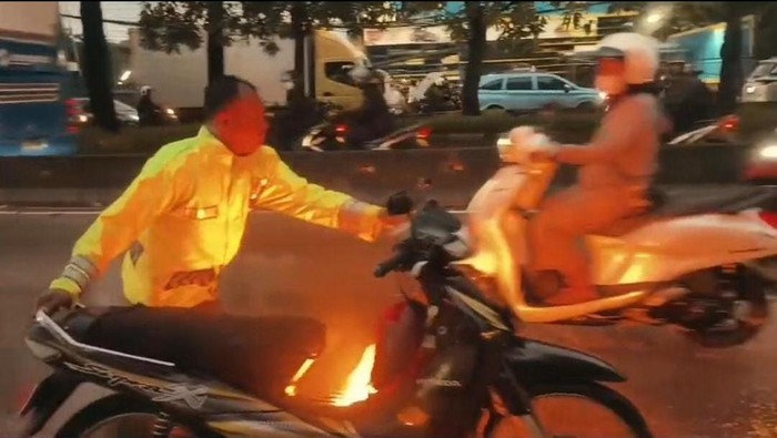 1763528751881-polisi-padamkan-motor-warga-yang-terbakar-di-tengah-banjir-di-jakbar-1763527902009_169