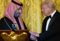 1763528756703-trump-dan-mbs-berjabat-tangan-saat-jamuan-makan-malam-di-gedung-putih-pada-selasa-1811-malam-1763526061975_43