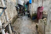 1763550347693-banjir-di-rawa-buaya-jakarta-barat-jakbar-surut-banjir-akibat-luapan-kali-angke-itu-menyisakan-lumpur-dan-sampah-di-sekitar-ru-1763546404527_169