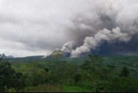 1763593481818-gunung-semeru-erupsi-sejauh-55-km-1763545466509_169