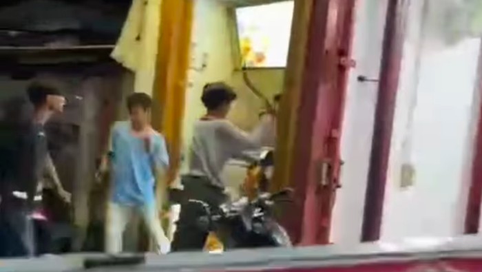 1763636743497-seorang-pria-dibacok-3-orang-di-kawasan-koja-jakarta-utara-polisi-menangkap-ketiga-pelaku-yang-merupakan-pengamen-ondel-ondel--1763613301164_169