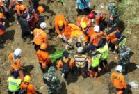 1763658342463-evakuasi-korban-longsor-duaung-situkung-desa-pandanarum-kecamatan-pandanarum-kbupaten-banjarnegara-kamis-20112025-1763619583721_169