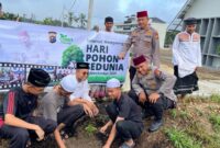 1763744757065-ditbinmas-polda-riau-menanam-pohon-bersama-para-santri-di-rumbai-kota-pekanbaru-1763737634355_169