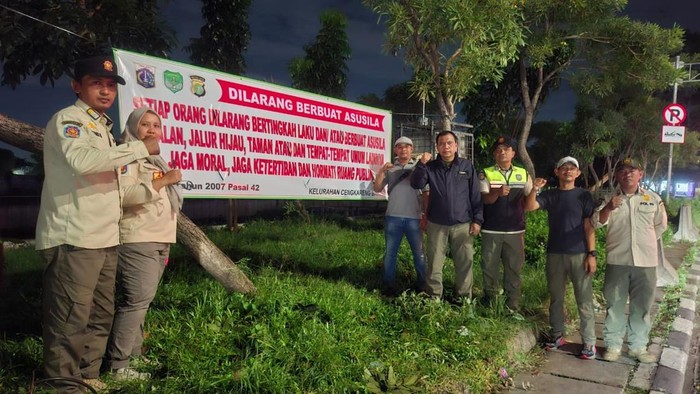 1763831116926-satpol-pp-berpatroli-dan-menurunkan-personel-tiap-malam-di-taman-daan-mogot-jakarta-barat-untuk-mencegah-praktik-prostitusi-1763197014885_169