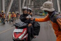 1763831121650-relawan-bagikan-masker-untuk-lindungi-warga-dari-abu-erupsi-semeru-1763817769219_169