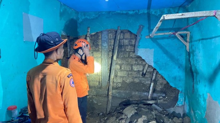 1763874351434-dinding-rumah-warga-jebol-1763869394538_169