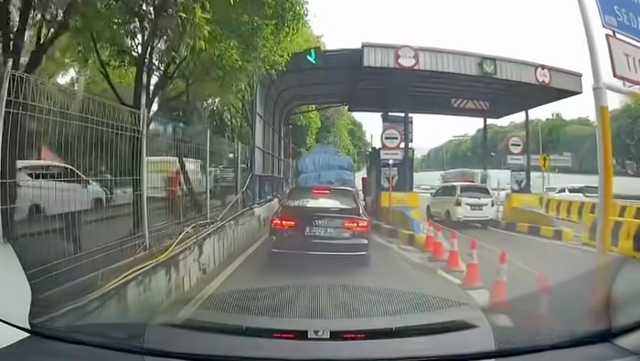 1763874356131-tangkapan-layar-viral-audi-terobos-tol-dok-istimewa-1763535827523_169