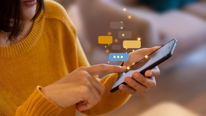 1763895976420-ilustrasi-chat-whatsapp-atau-ponsel_169