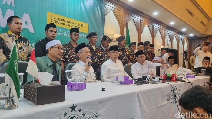 1763939115003-konferensi-pers-setelah-silaturahim-alim-ulama-pengurus-besar-nahdlatul-ulama-pbnu-menyepakati-ketum-pbnu-yahya-cholil-staquf--1763917467896_169