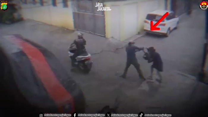 1763960752610-video-ibu-ibu-djiambret-di-penjaringan-jakut-viral-di-medsos-dua-penjambret-yang-berboncengan-sepeda-motor-sempat-sampai-menye-1763957277368_169