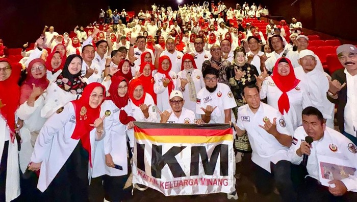 1764003913892-ikatan-keluarga-minang-ikm-menggelar-nonton-bareng-nobar-besar-besaran-film-nia-di-plaza-senayan-jakarta-dok-ist-1764000258173_169