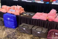 1764068760272-polisi-menangkap-kurir-narkoba-usai-mobilnya-kecelakaan-tunggal-di-tol-bakauheni-terbanggi-besar-lampung-ratusan-ribu-butir-ek-1764066106435_169