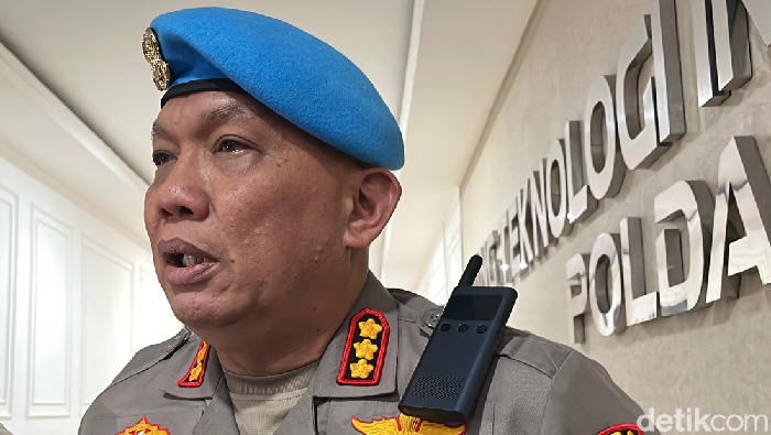 1764090359001-kabid-propam-polda-sumut-kombes-julihan-muntaha-saat-diwawancarai-di-mapolda-sumut-finta-rahyunidetiksumut-1761136128199_169