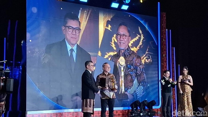 1764090362548-menteri-koordinasi-bidang-pangan-zulkifli-hasan-brigittadetikcom-1764082897713_169